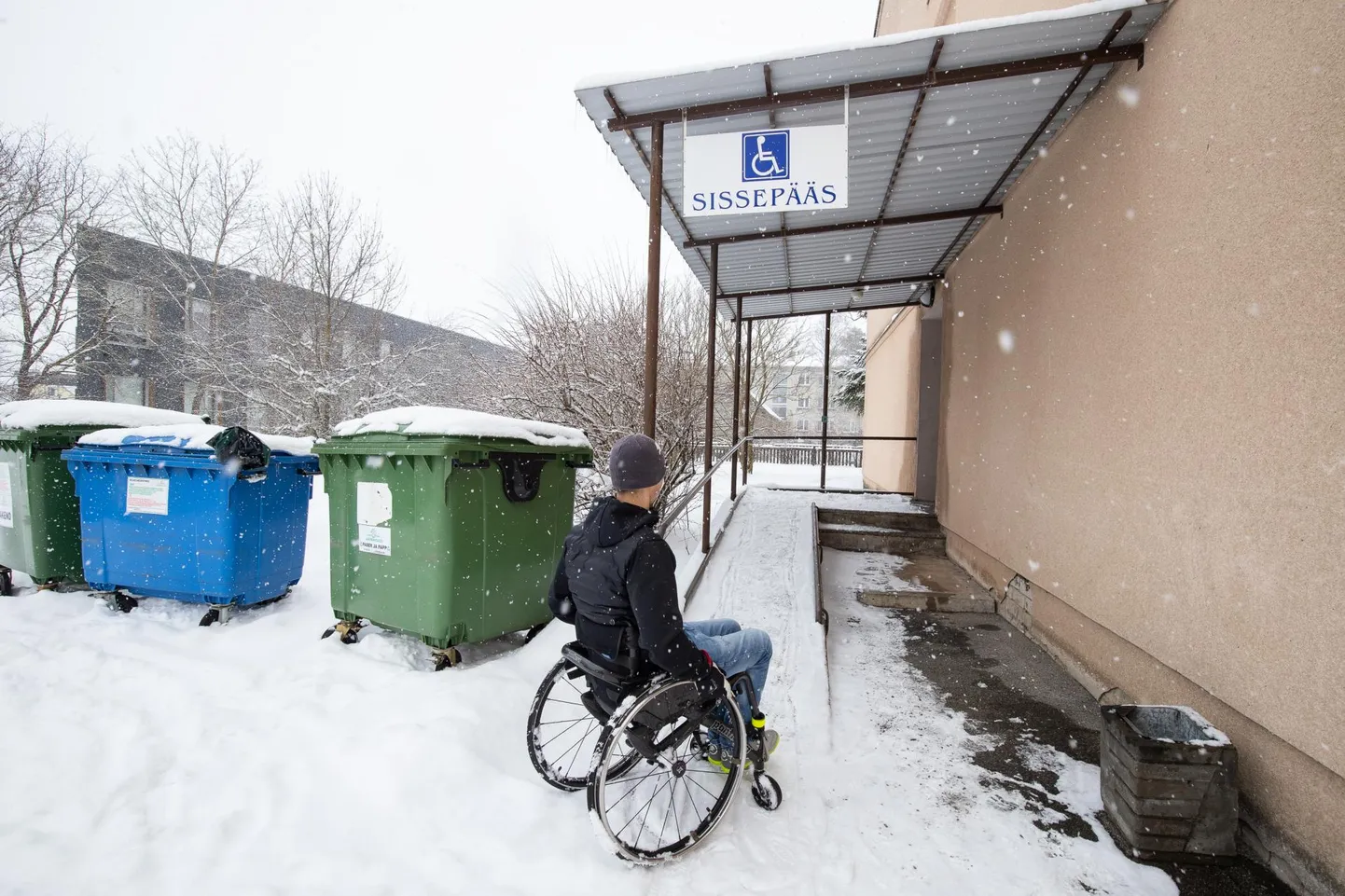 Rakvere tervisemajja viiv kaldtee. Pildil oleva noormehe senine rekord on oodata majja viiva ukse avamist pool tundi.