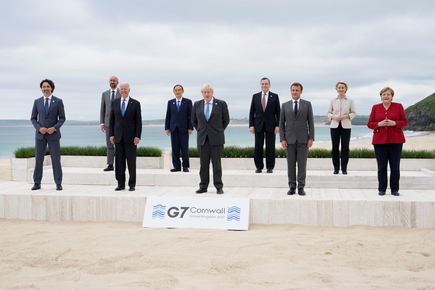 Cornwalli G7 tippkohtumise osalejate ühispilt. Vasakult: Justin Trudeau, Charles Michel, Joe Biden, Yoshihide Suga, Boris Johnson, Mario Draghi, Emmanuel Macron, Ursula von der Leyen ja Angela Merkel.  FOTO: Patrick Semansky / Reuters / Scanpix