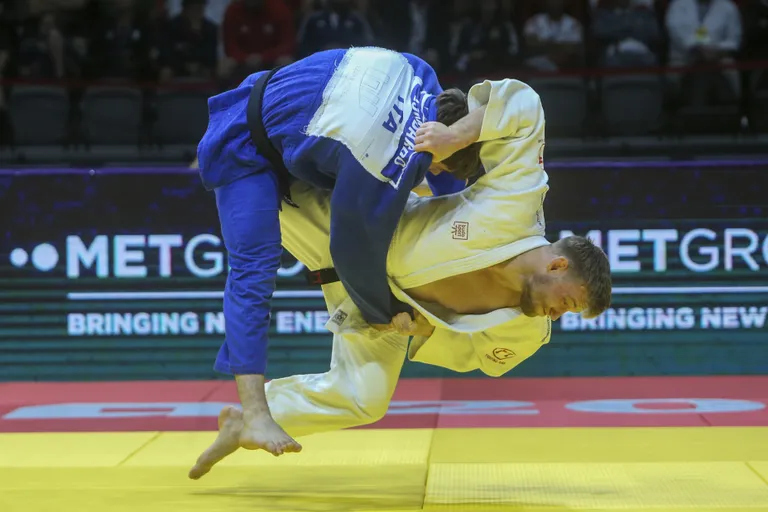 Aleksei Budõlini õpilane Nils Stump (valges) sooritamas 2023. aasta MMi kehakaalu kuni 73 kg finaalis heidet itaallase Manuel Lombardo vastu.