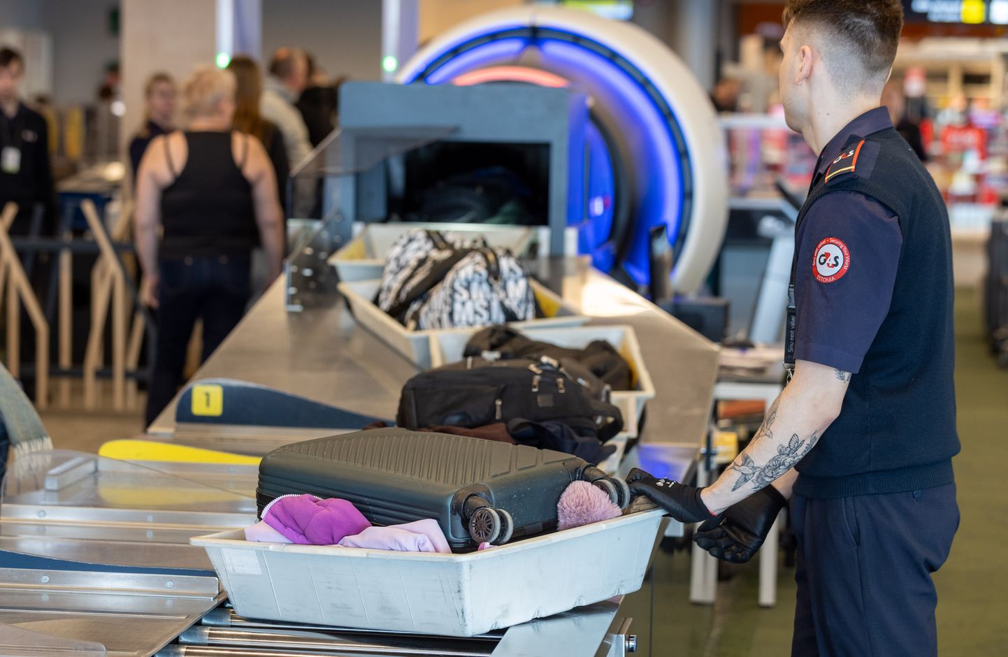 Passengers going through security checks at Tallinn Airport no longer need to remove liquids and large electronic devices from their carry-on baggage.