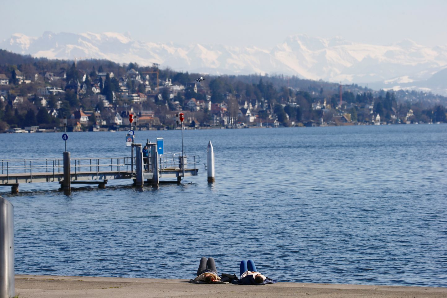 Kümned rikkad Saksa pered on uurinud, kuidas saaks asuda elama mõnda Zürichi järve äärsesse madalate maksudega eeslinna.