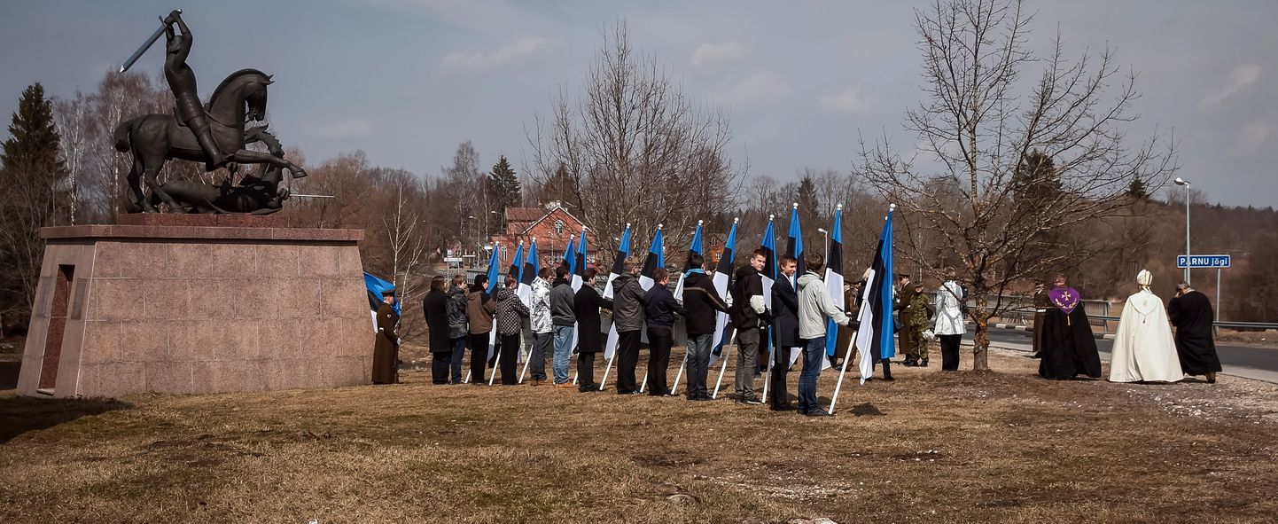 Eesti sõjameeste mälestuskiriku peaukse ees lehvisid täna sinimustvalged lipukangad, tähistamaks veteranipäeva.