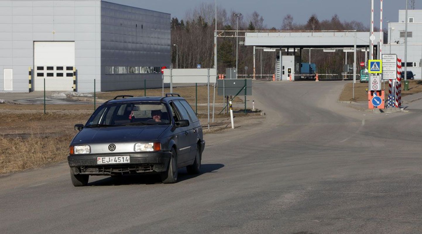 Kui Läti aasta alguses seadust muutis, hakkasid lätlased Venemaal käima Eesti kaudu. Nüüd näeb Läti numbrimärgiga autosid Luhamaa piiripunktis juba kõvasti rohkem kui Eesti sõidukeid.