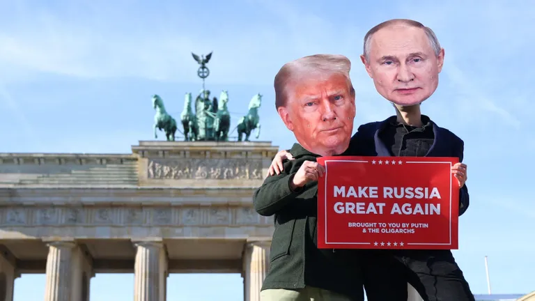 Европейцам не нравится сближение США с Кремлем. «Снова сделаем Россию великой» - протест у Бранденбургских ворот в Берлине 20 февраля 2025 года.