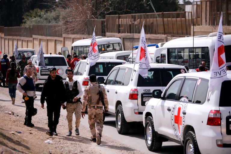 Punase Risti sõidukid ootamas Ida-Ghoutasse sisenemist.