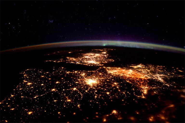Britu astronauta Tima Pīka uzņemts attēls, kurā redzama Parīze, pa labi no tās - Beļģija, ko gaišu padara izgaismotais šoseju tīkls, bet attēla augšpusē ir Lielbritānija 