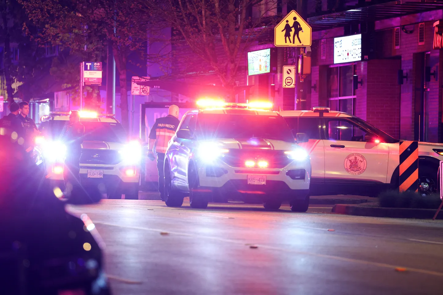 Politseini ja parameedikud tegutsemas Vancouveris, kus tänavafestivalil inimeste sekka sõitnud auto surmas ja vigastas mitut.