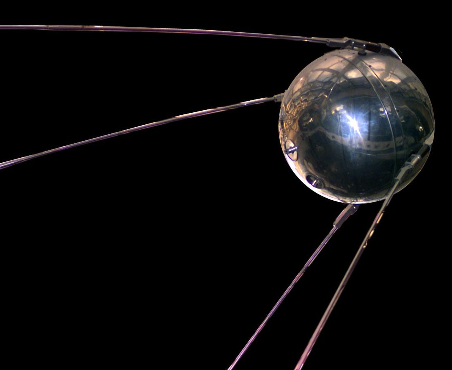 Nõukogude satelliidi Sputnik-1 koopia.