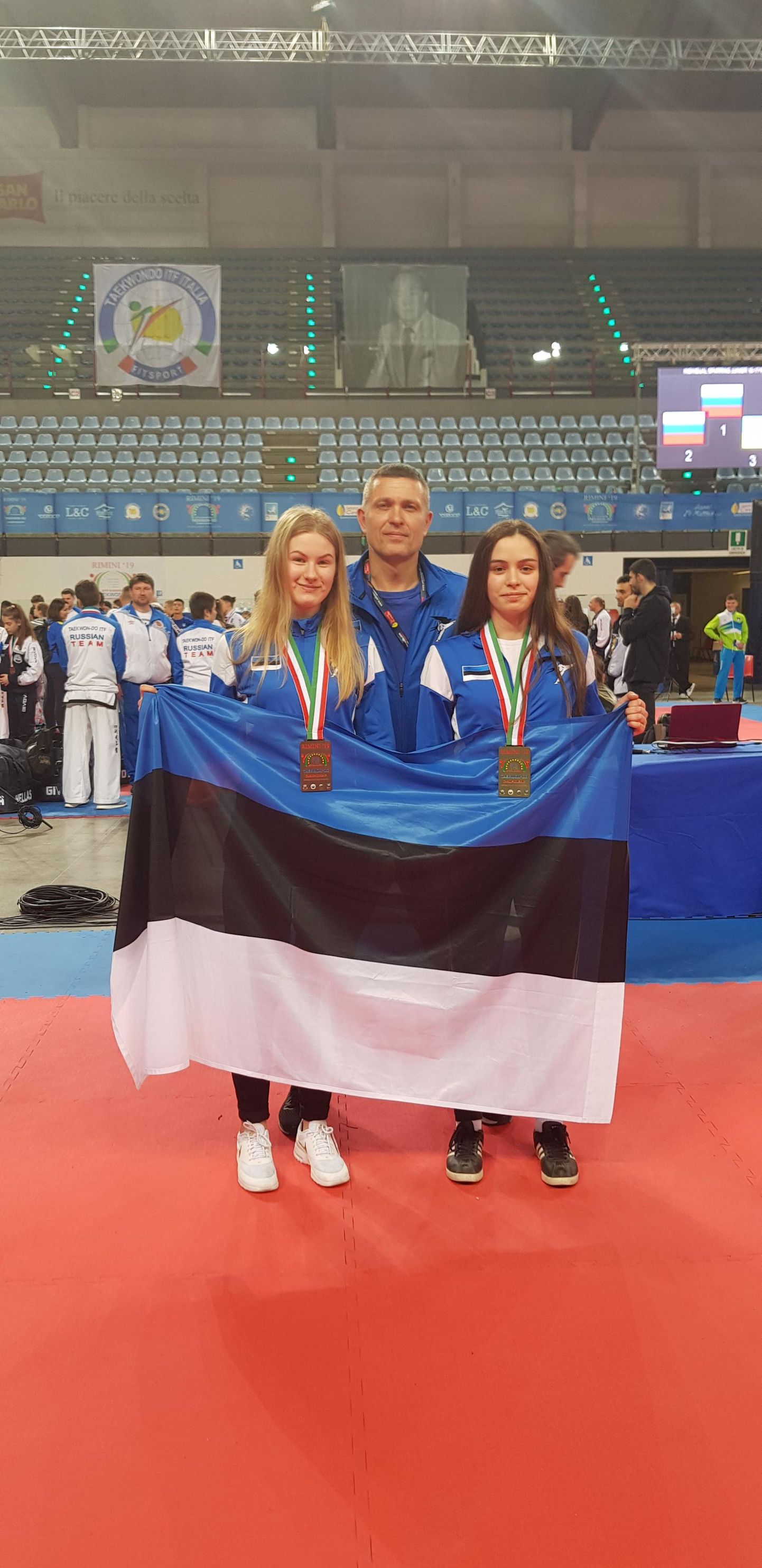 Pärnu taekwondo klubis treeniv Kamilla Velikopolje võitis Itaalias Riminis Euroopa meistrivõistlustel kuldmedali, korrates sellega oma tunamullust saavutust. Anette Russ tõi Eestile kolmanda koha.