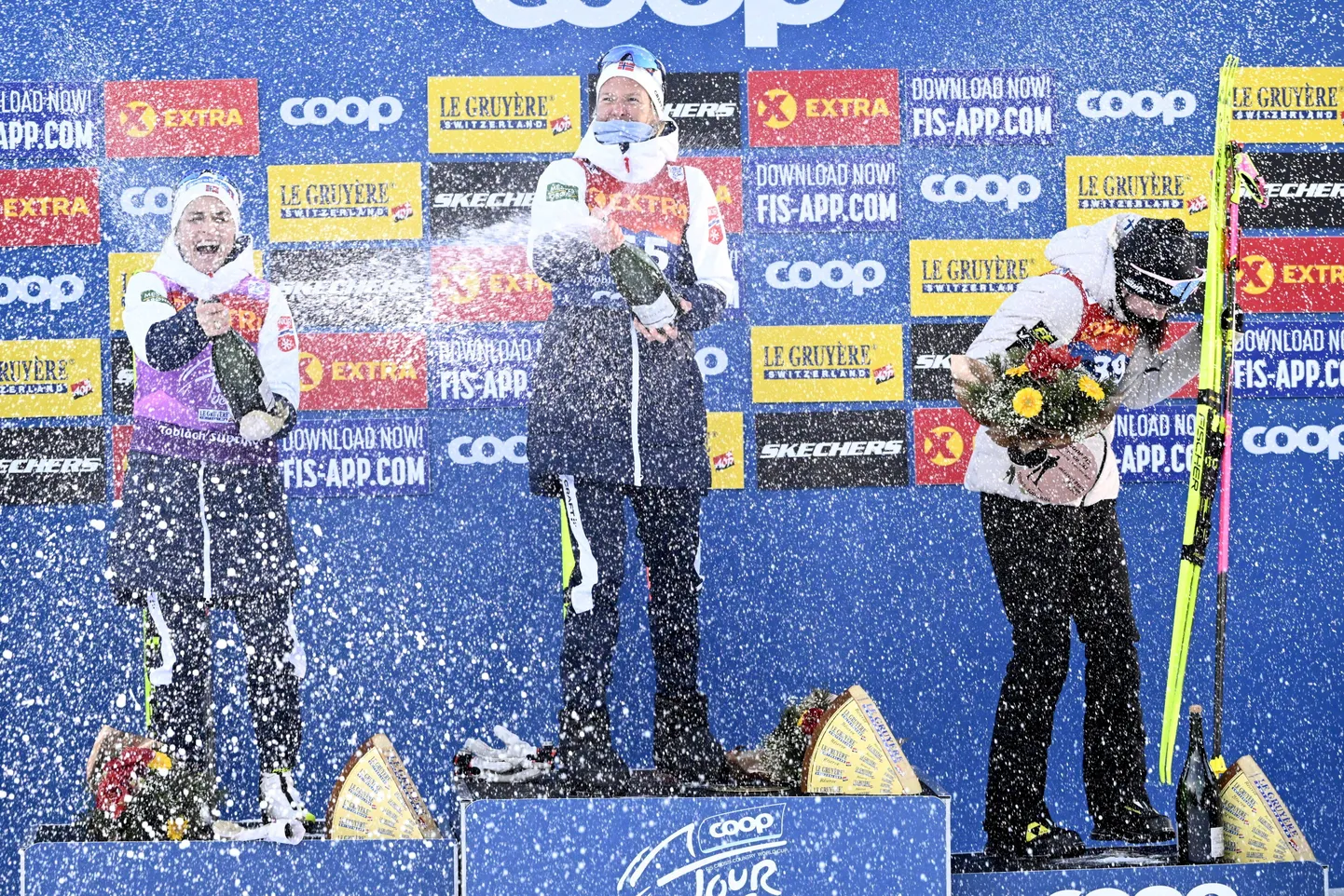 Astrid Øyre Slindi (keskel) ja Therese Johaug (vasakul) avasid šampanja, aga Kerttu Niskanen mitte.