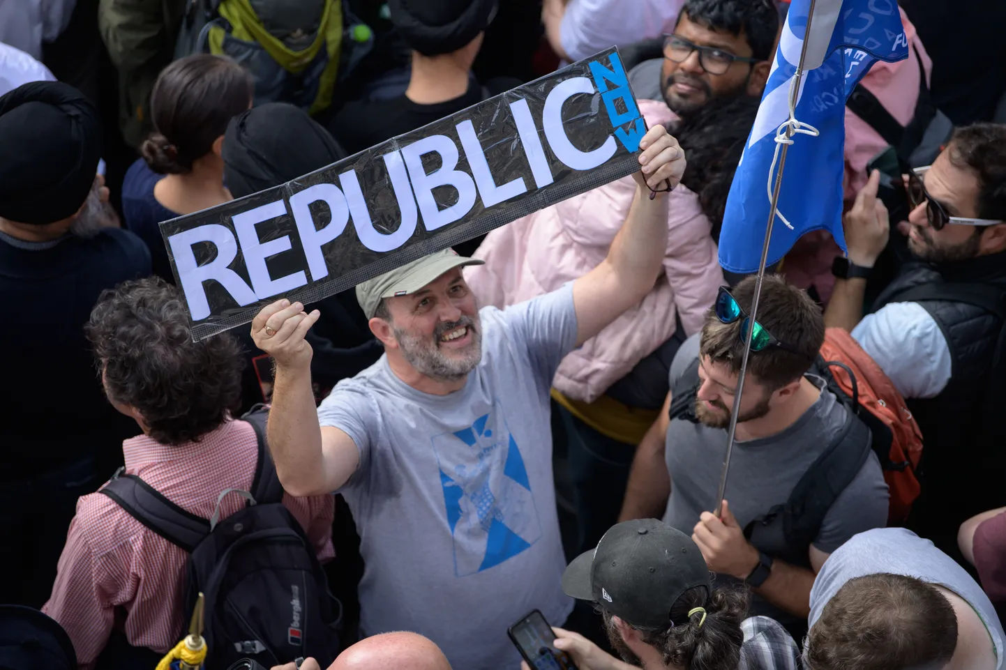 Protesteerijad Edinburghis, Šotimaal, 11. septembril 2022. Sildil on kirjas «vabariik».