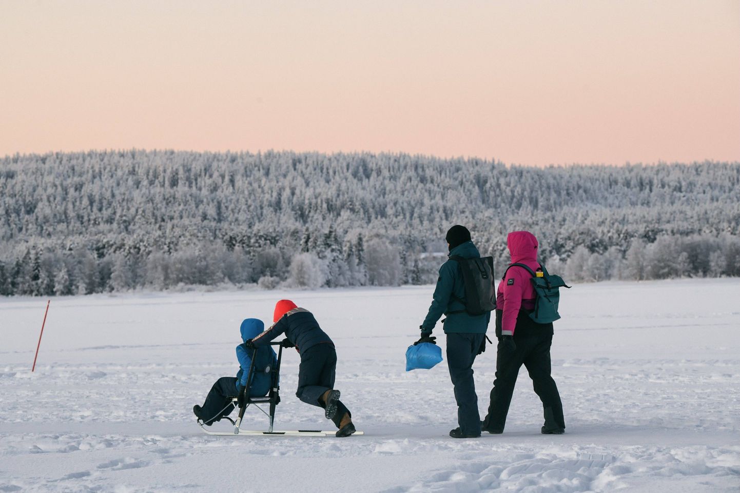 Soome Lapimaa elanikud karges talvekülmas jalutamas.