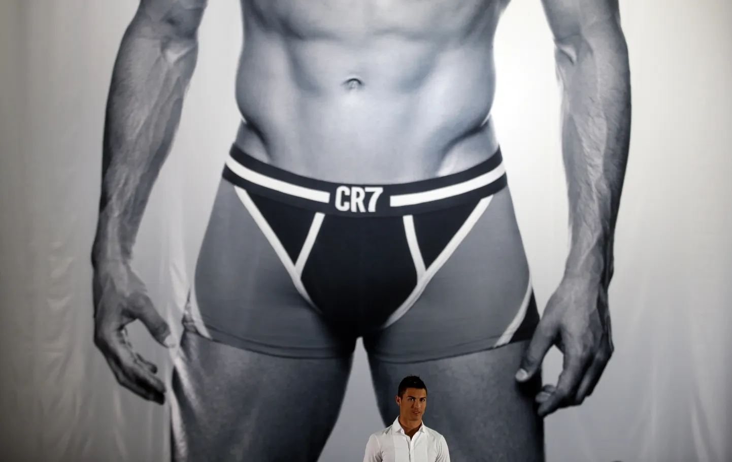 Cristiano Ronaldo esitleb oma aluspükste brändi.