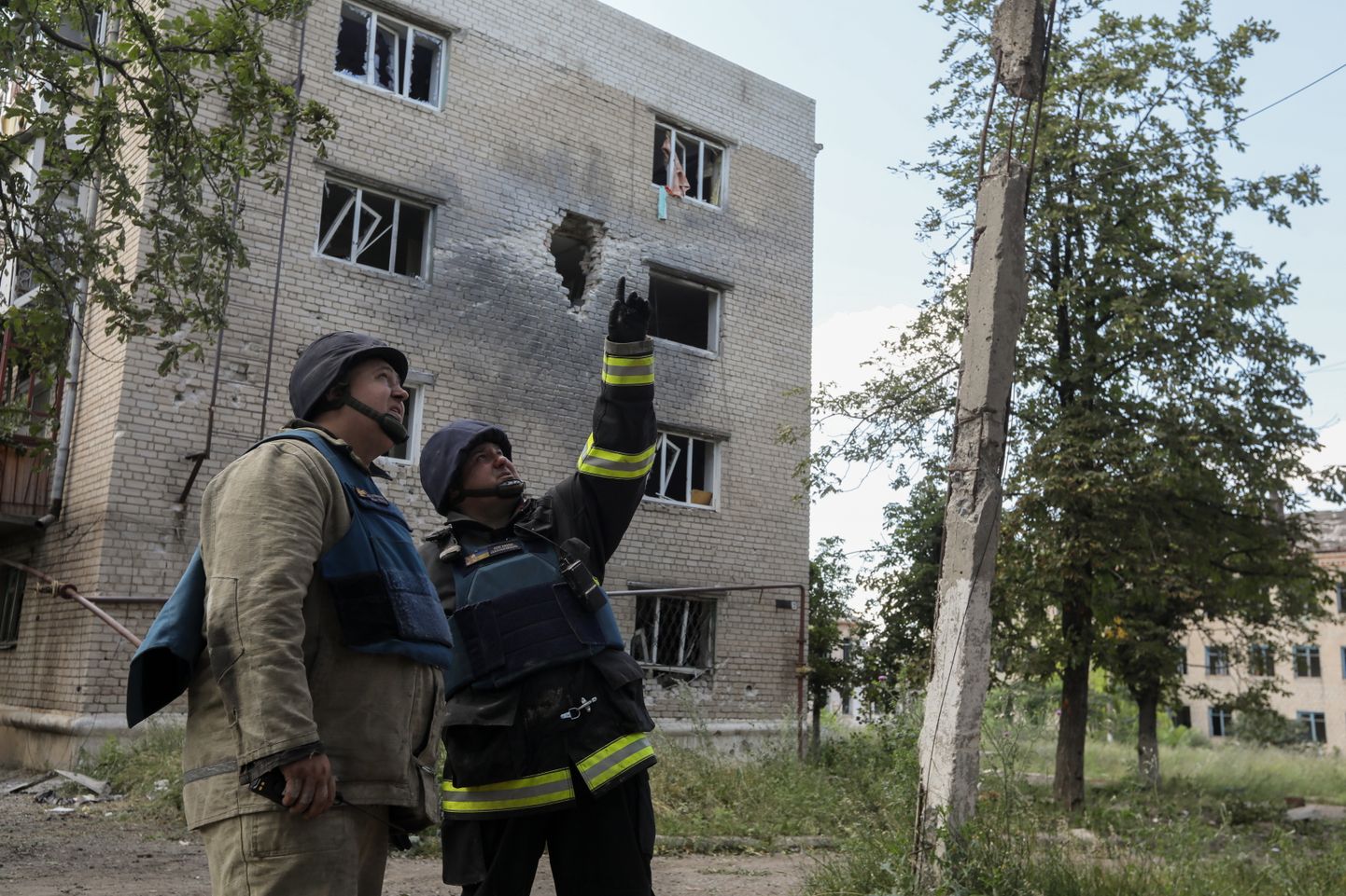 Ukraina päästetöötajad pärast mürsurünnakut Siverskis