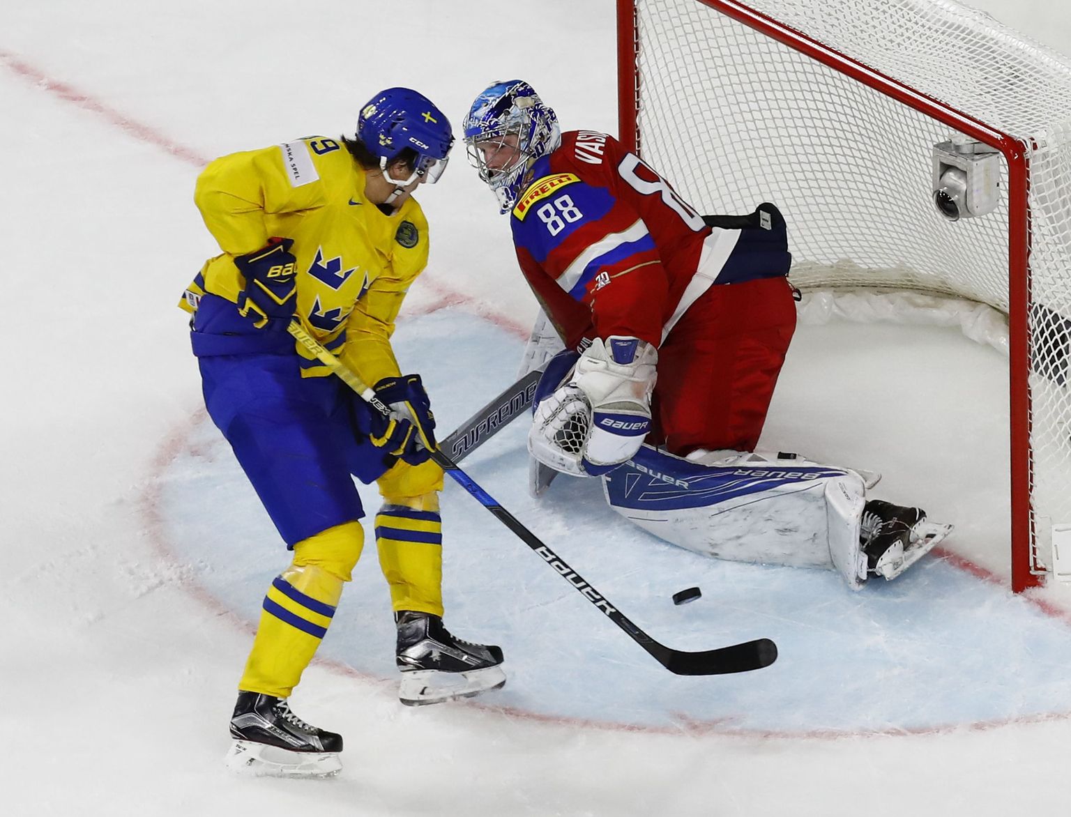 Rootsi ründaja Victor Rask ei suuda üle mängida Venemaa väravavahti Andrei Vasilevskit.