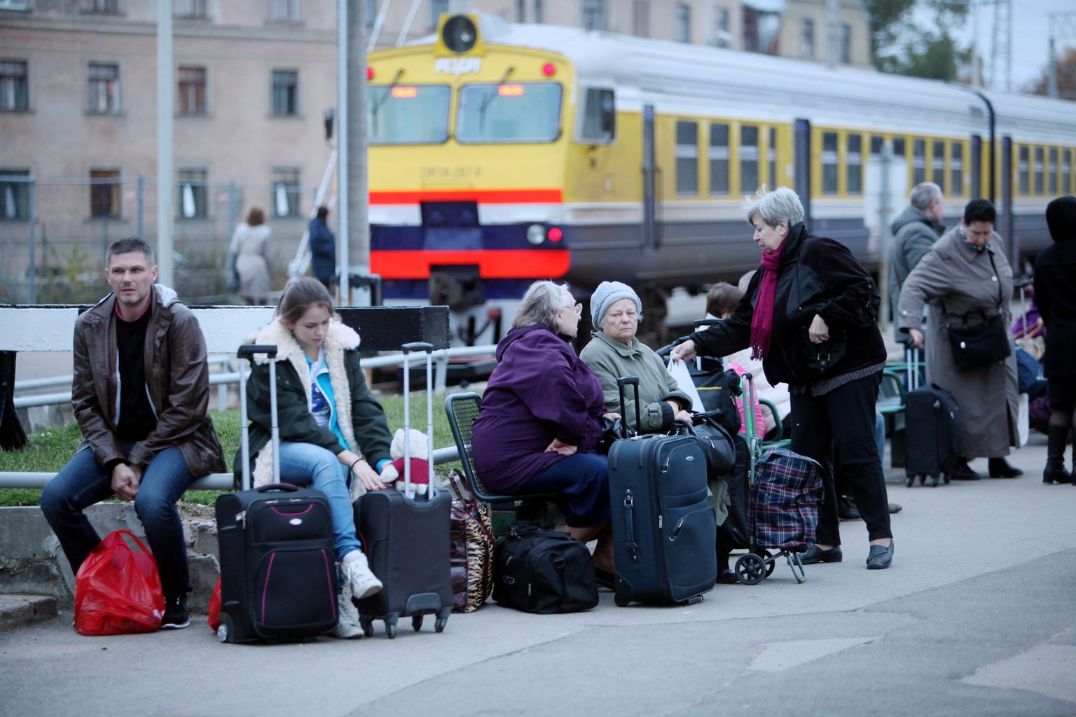 Cilvēki uz perona Rīgas centrālajā dzelzceļa stacijā.