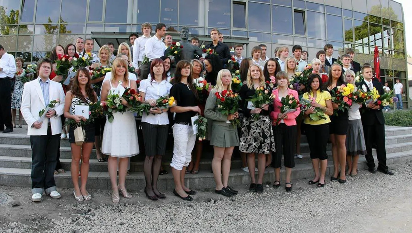 Viljandi spordikooli 60. lennu lõpuaktusel sai tunnistuse 57 lõpetajat.