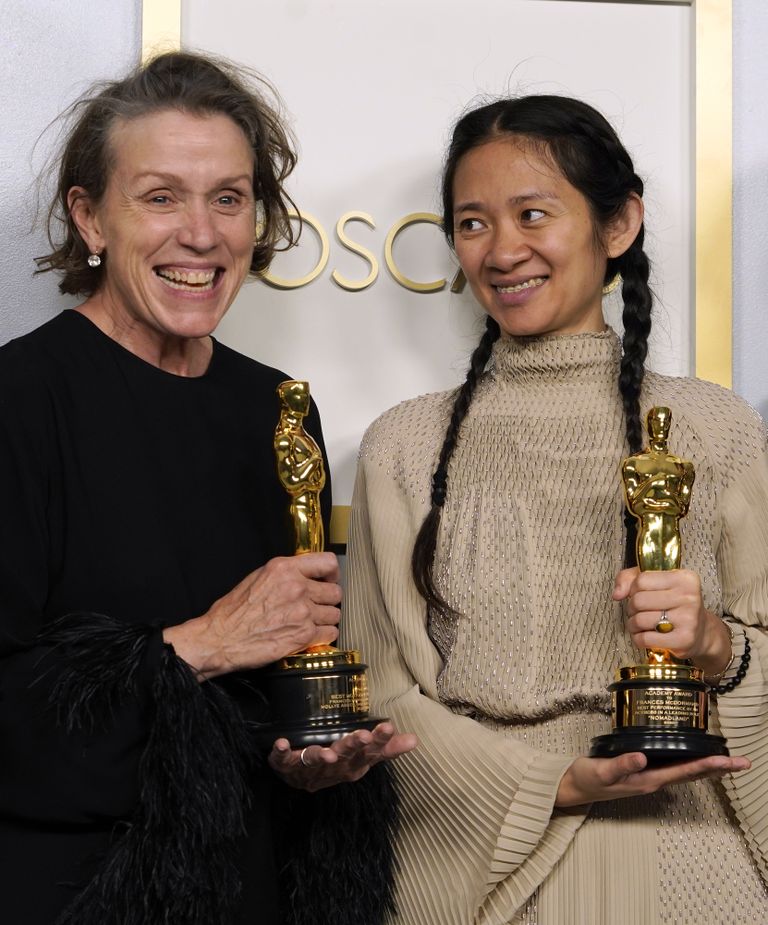 Frances McDormand (vasakul) naispeaosatäitja Oscariga ja Chloe Zhao parima režissööri Oscariga filmi eest «Nomadland»