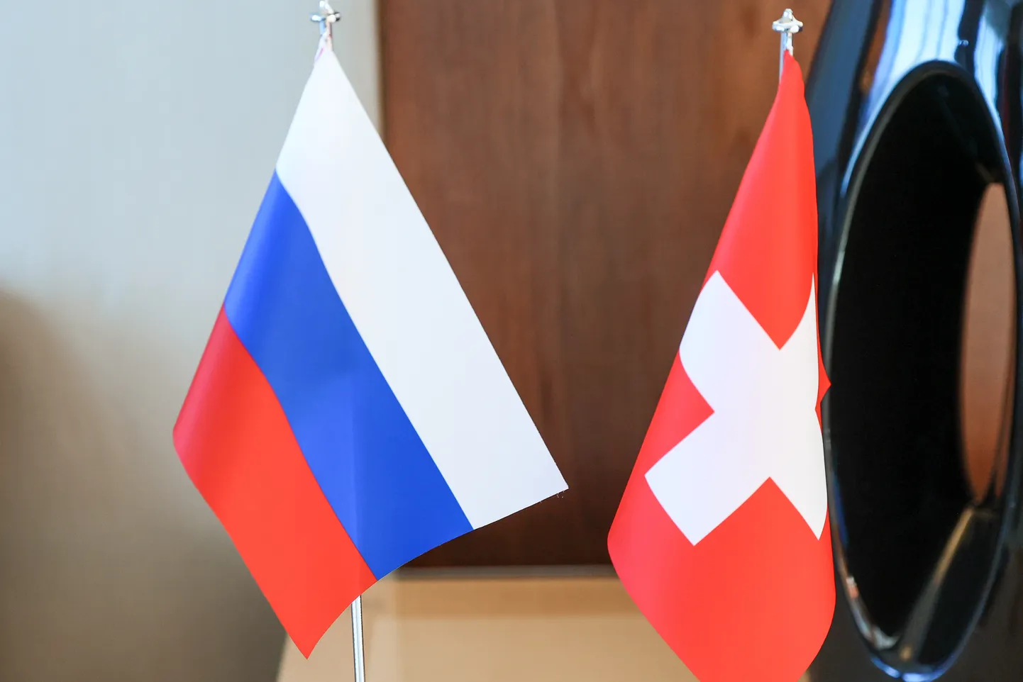 Venemaa ja Šveitsi lipud.