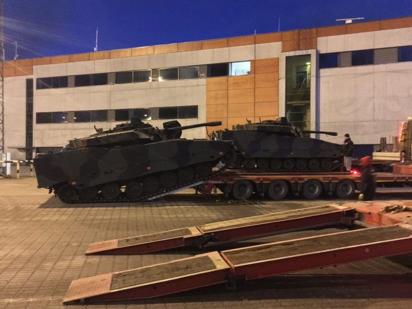 Hollandist Eesti kaitseväele ostetud jalaväe lahingumasinad CV9035 jõudsid eile Paldiskisse.
