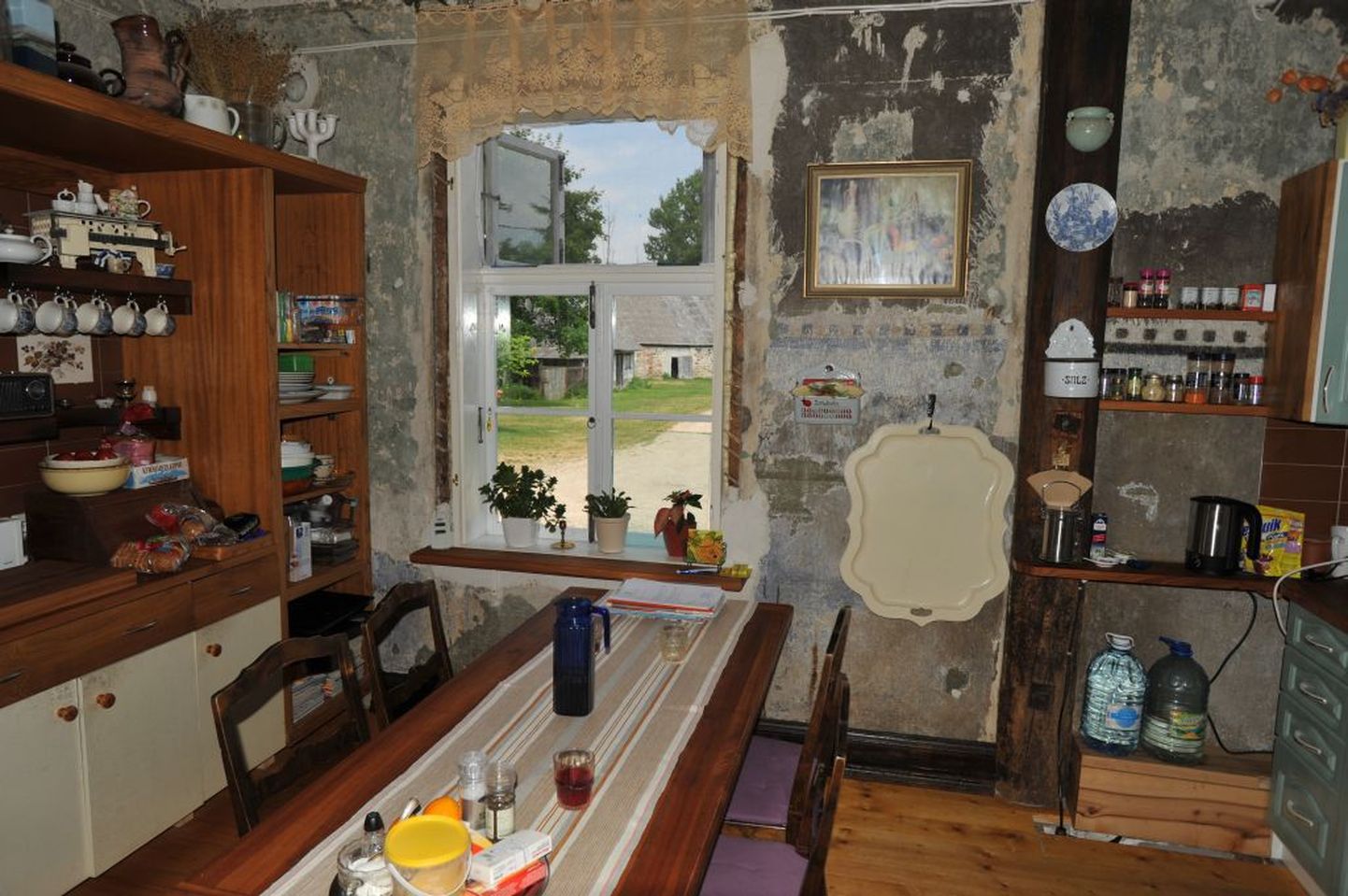 Kaskede köögilaud on täpselt samas kohas, kus kunagi seisis mõisahärra kirjutuslaud. Köögiaken on esialgsel kujul taastatud, vana lubikrohv seintes kindlustab mõnusa sisekliima.