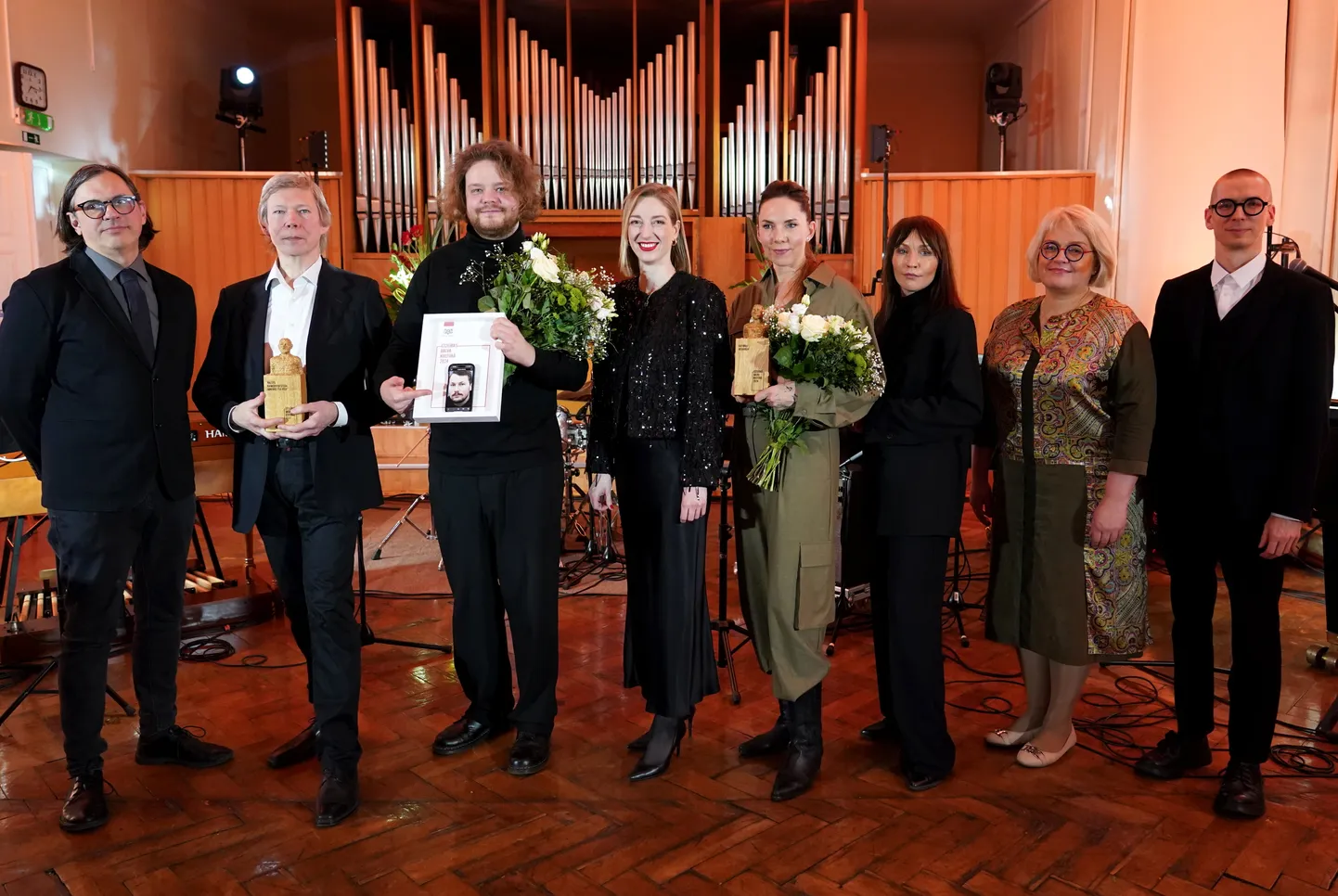 Kinorežisors Edmunds Jansons (no kreisās), valsts kamerorķestra "Sinfonietta Rīga" mākslinieciskais vadītājs Normunds Šnē, scenārists un producents Matīss Kaža, kultūras ministre Agnese Lāce, māksliniece Katrīna Neiburga, aktrise Iveta Pole, Jāzepa Vītola Latvijas Mūzikas akadēmijas rektore Ilona Meija un komponists Krists Auznieks piedalās Izcilības balvas kultūrā 2024. gada laureātu apbalvošanas ceremonijā Jāzepa Vītola Latvijas Mūzikas akadēmijā.
