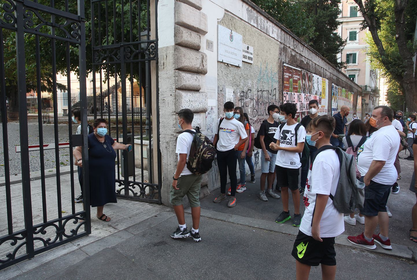 Itaalias naasid lapsed kooli pärast enam kui kuus kuud kestnud koroonapandeemiast põhjustatud pausi.