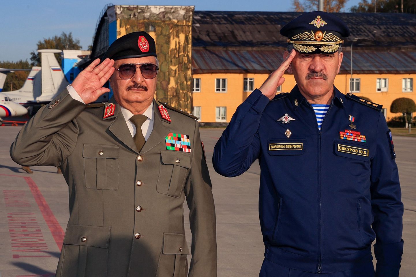 Главнокомандующий Ливийской национальной армии Халифа Хафтар и заместитель министра обороны России Юнус-бек Евкуров встречаются на неизвестном военном объекте в России, 26 сентября 2023 года.