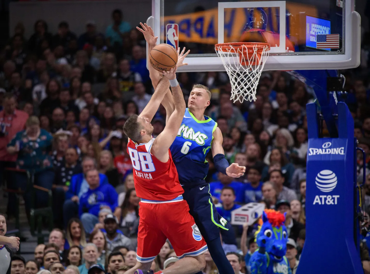 Sacramento Kingsi korvpallur Nemanja Bjelica (88) mängis eile üle Dallase Mavericksi lätlasest keskmängija Kristaps Porzingise (6).