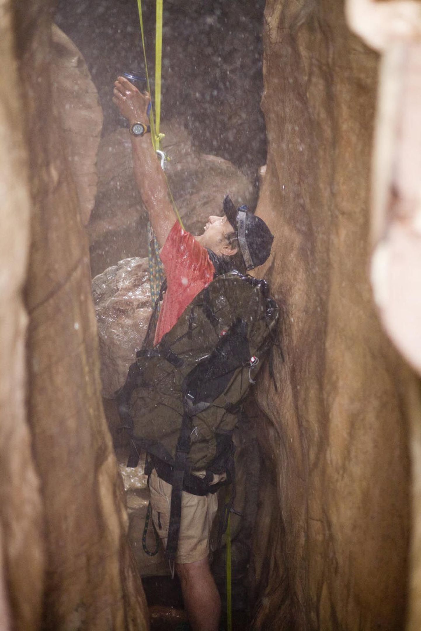 „127 tundi“ on tõestisündinud lugu mägironija Aron Ralstoni ebainimlikest katsumustest päästa end pärast seda, kui langenud kaljurahn jätab ta kanjonis kättpidi lõksu.
