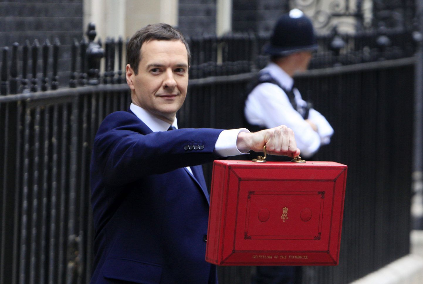 Suurbritannia rahandusminister George Osborne punase kastiga, mis sisaldab tuleva aasta eelarveettepanekut.
