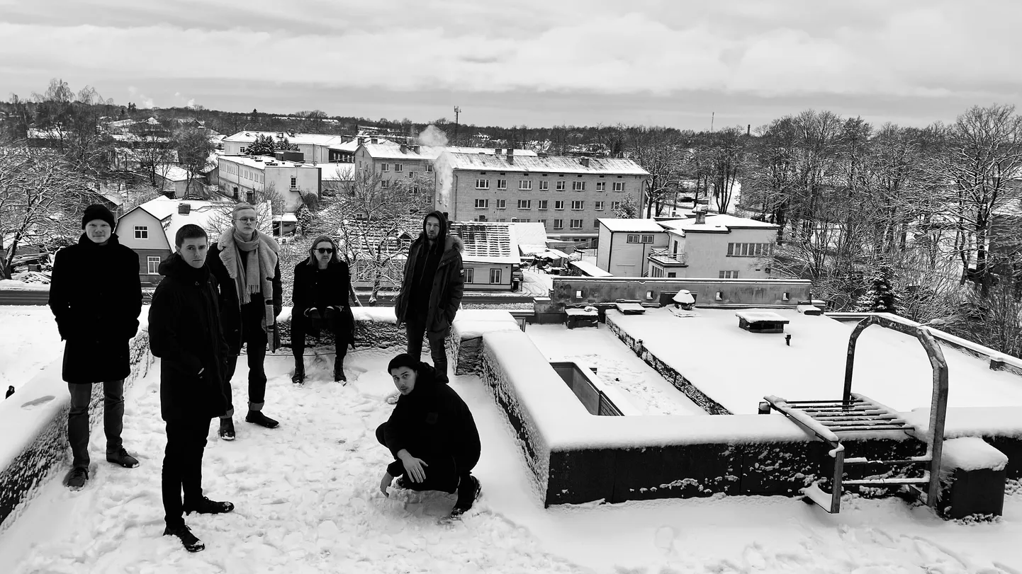teatri trupist Paide Muusika- ja Teatrimaja katuselt: Kenn-Eerik Kannike, Harri Ausmaa, Oliver Issak, Jan Teevet, Johannes Richard Sepping, Kirill Havanski.