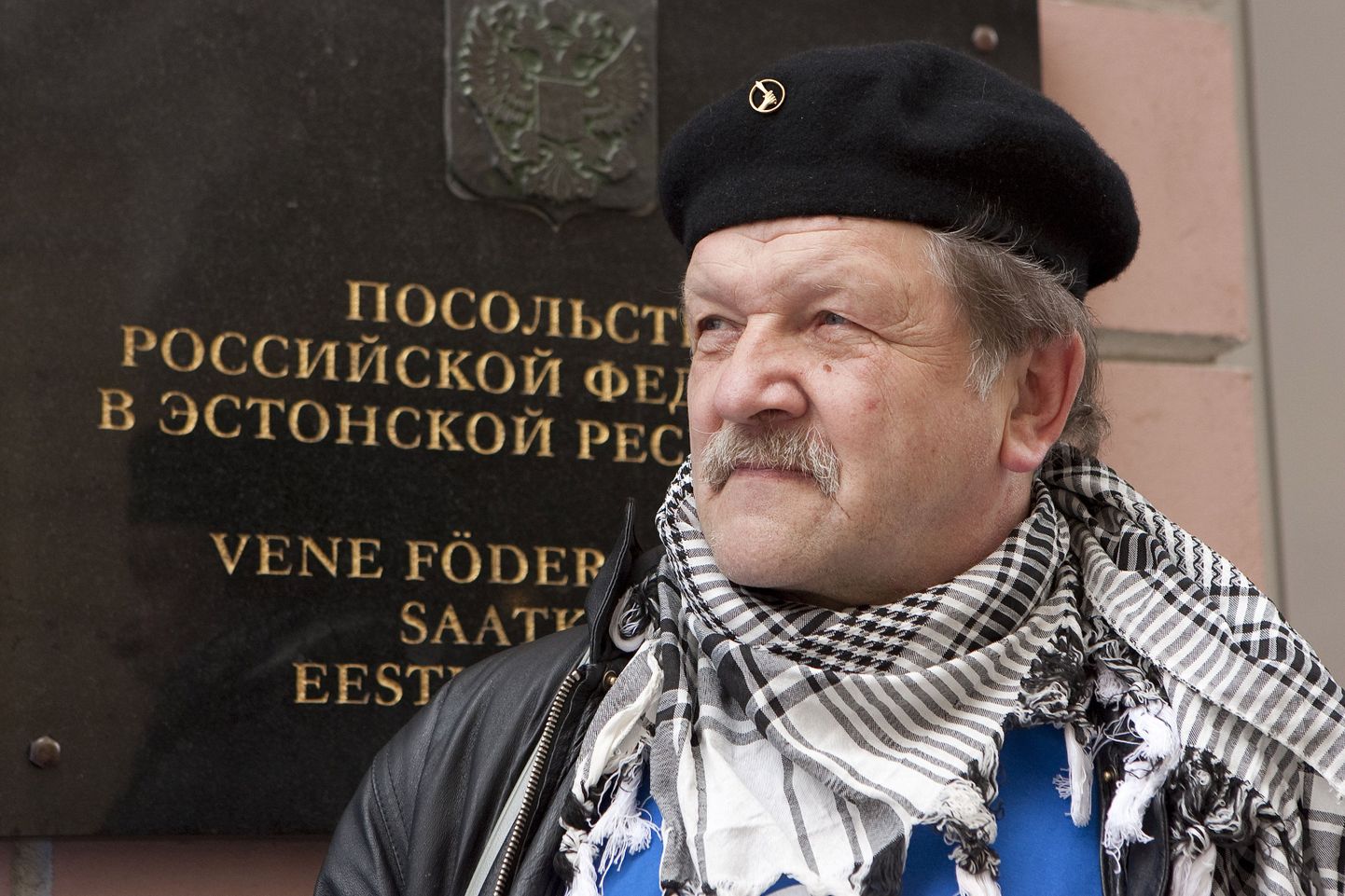 Тийт Мадиссон во время одной из своих акций у дверей посольства РФ в Таллинне.