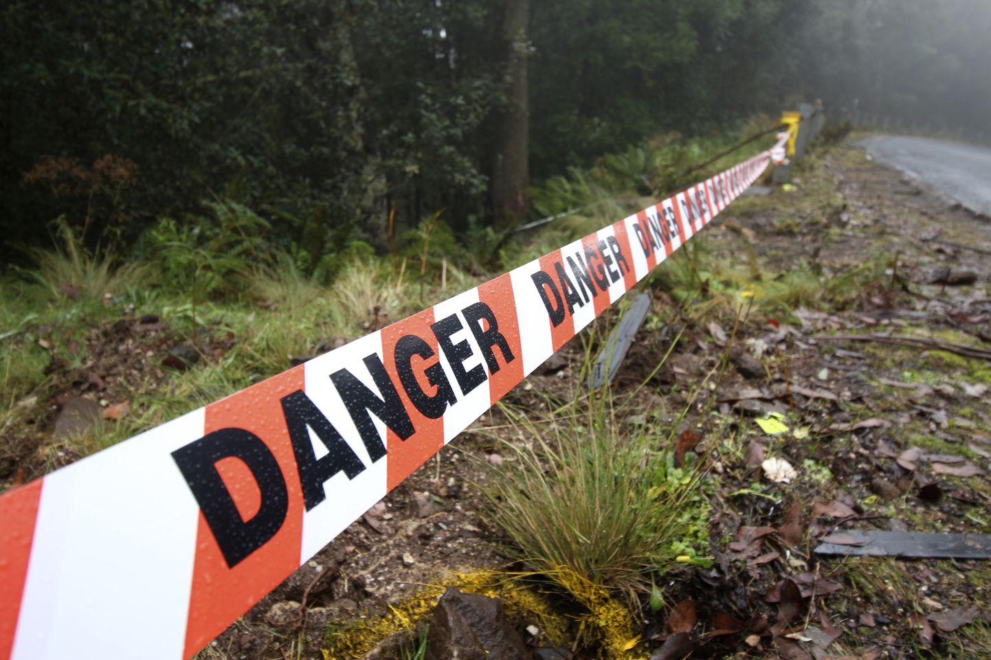Hoiatusteip tee ääres, kus mullu hukkus Targa Tasmania rallil 59-aastane Anthony Seymour.