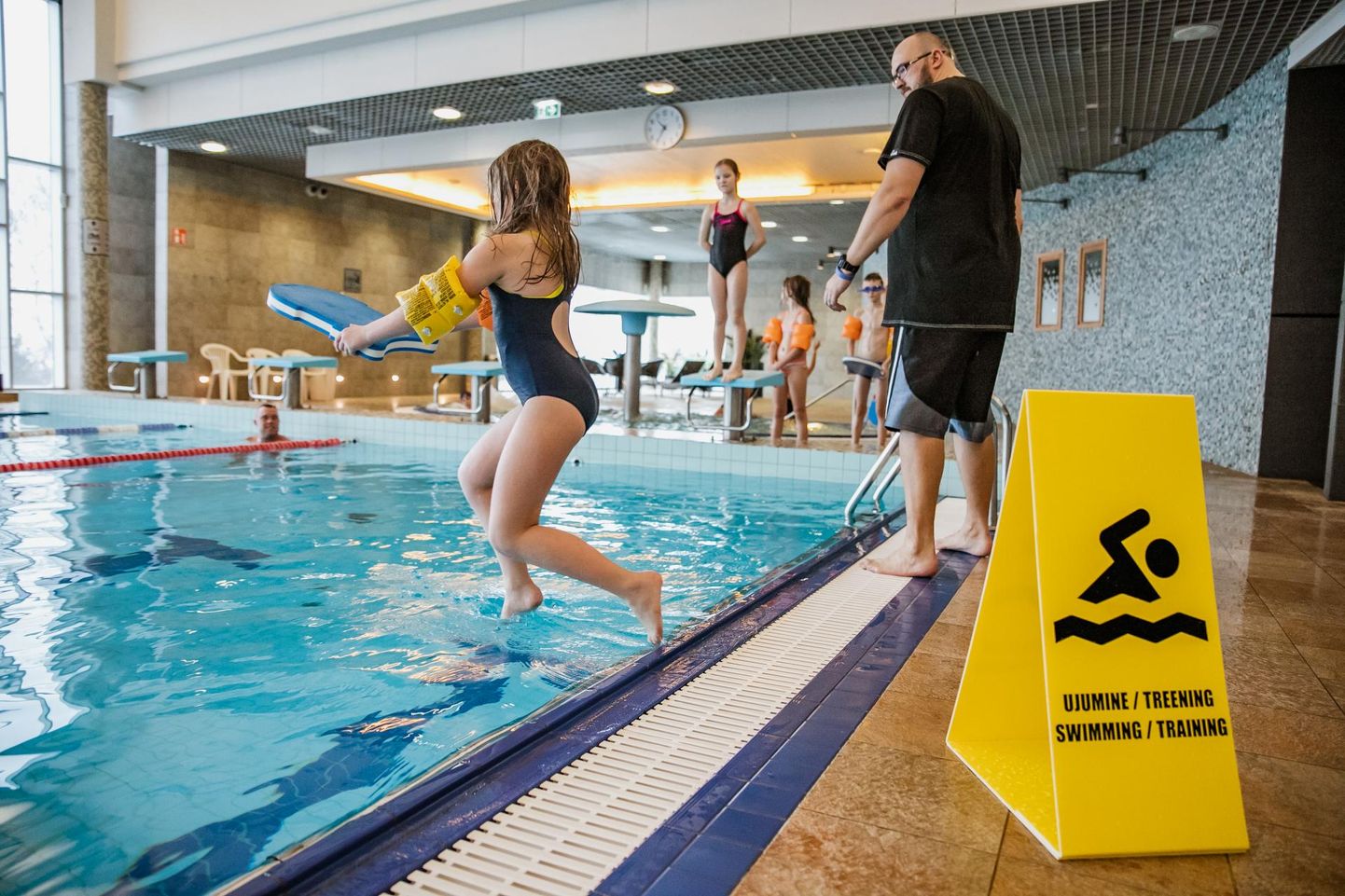 Kihnu kooli õpilased teevad kohustuslikud ujumistunnid Tervise spaa basseinis kehalise kasvatuse õpetaja Ragnar Anniko juhendamisel.