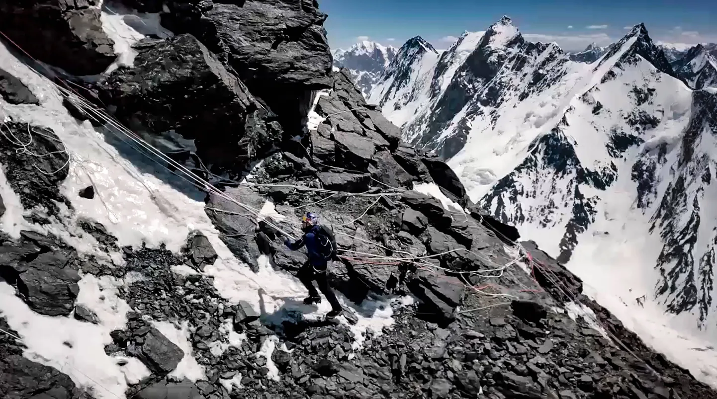 Mägironija vallutamas samas mäestikus asuvat tippu K2.