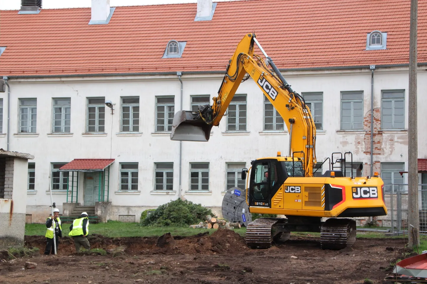 Puka kooli laiendusel on alanud pinnasetööd.
