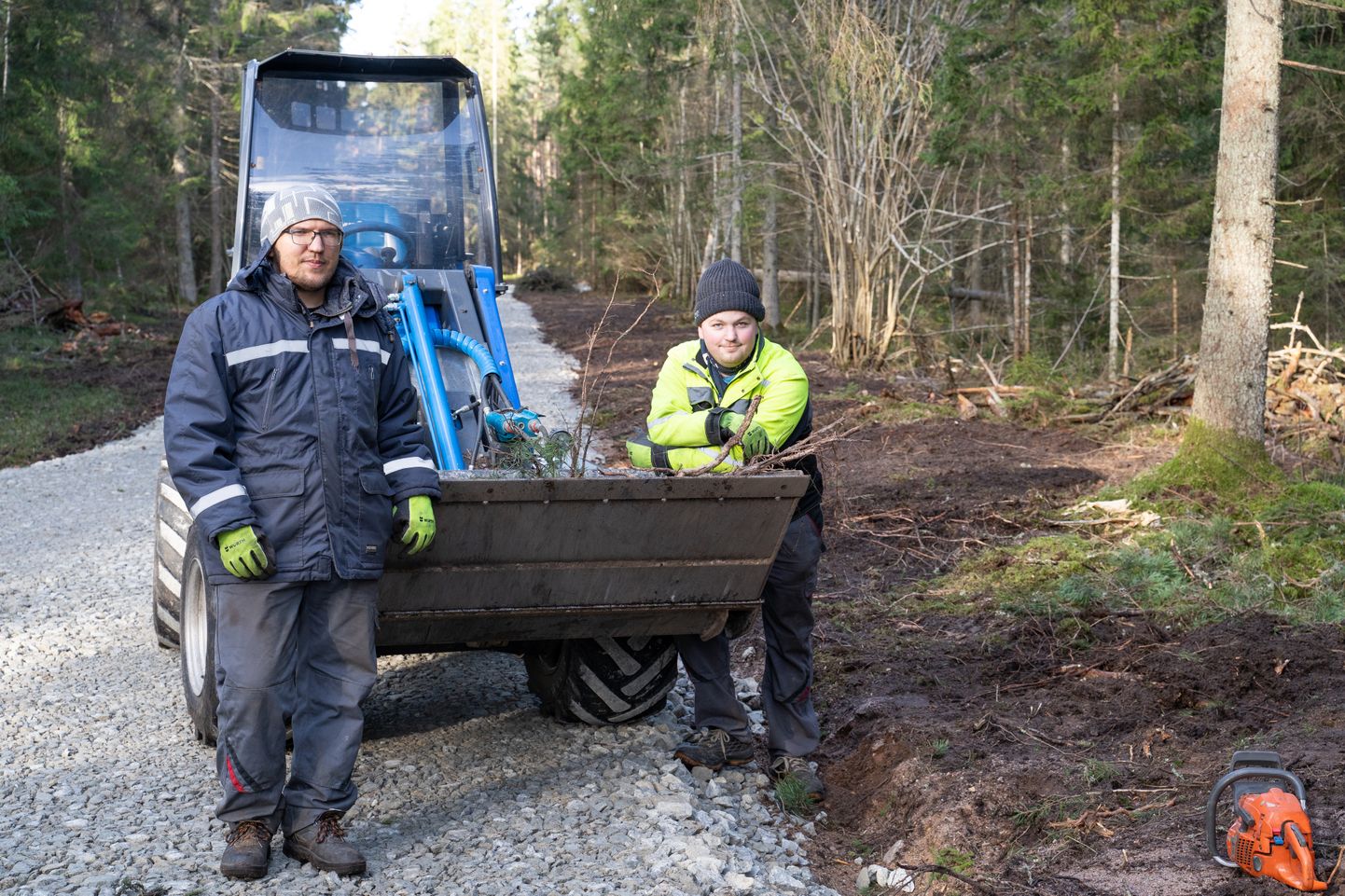 PILK KAAMERASSE: AS-i Level töömehed Markus Trave (vasakul) ja Tanel Sagur koristavad uue metsatee äärest raieprahti.