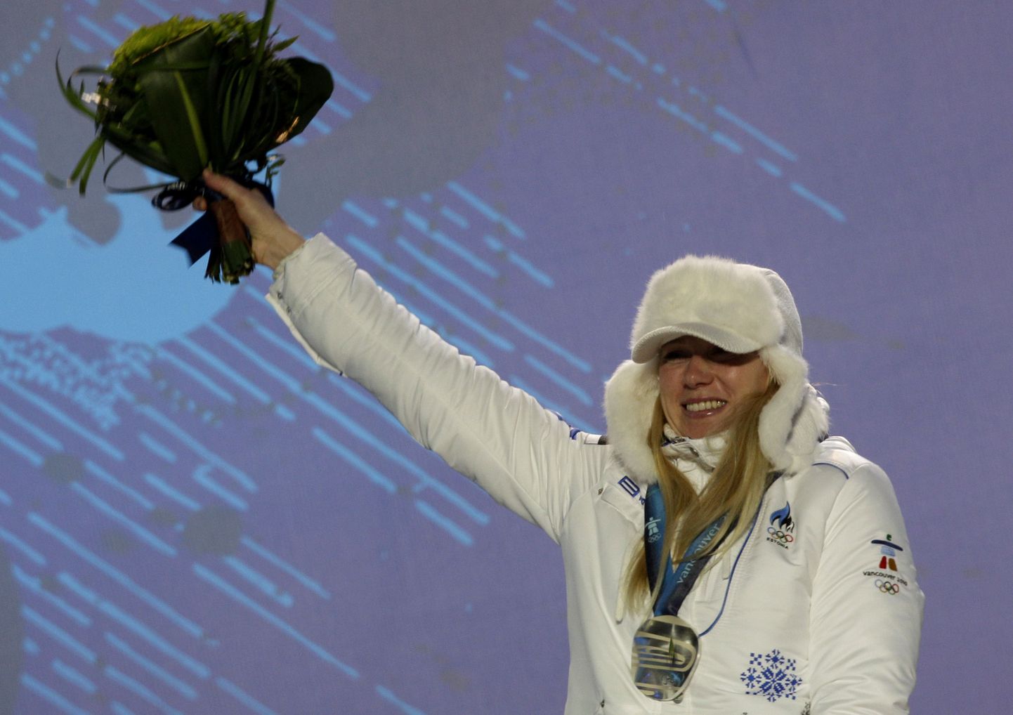 Kristina Šmigun-Vähi Vancouveri 10 km vabatehnikasõidu medalitseremoonial.