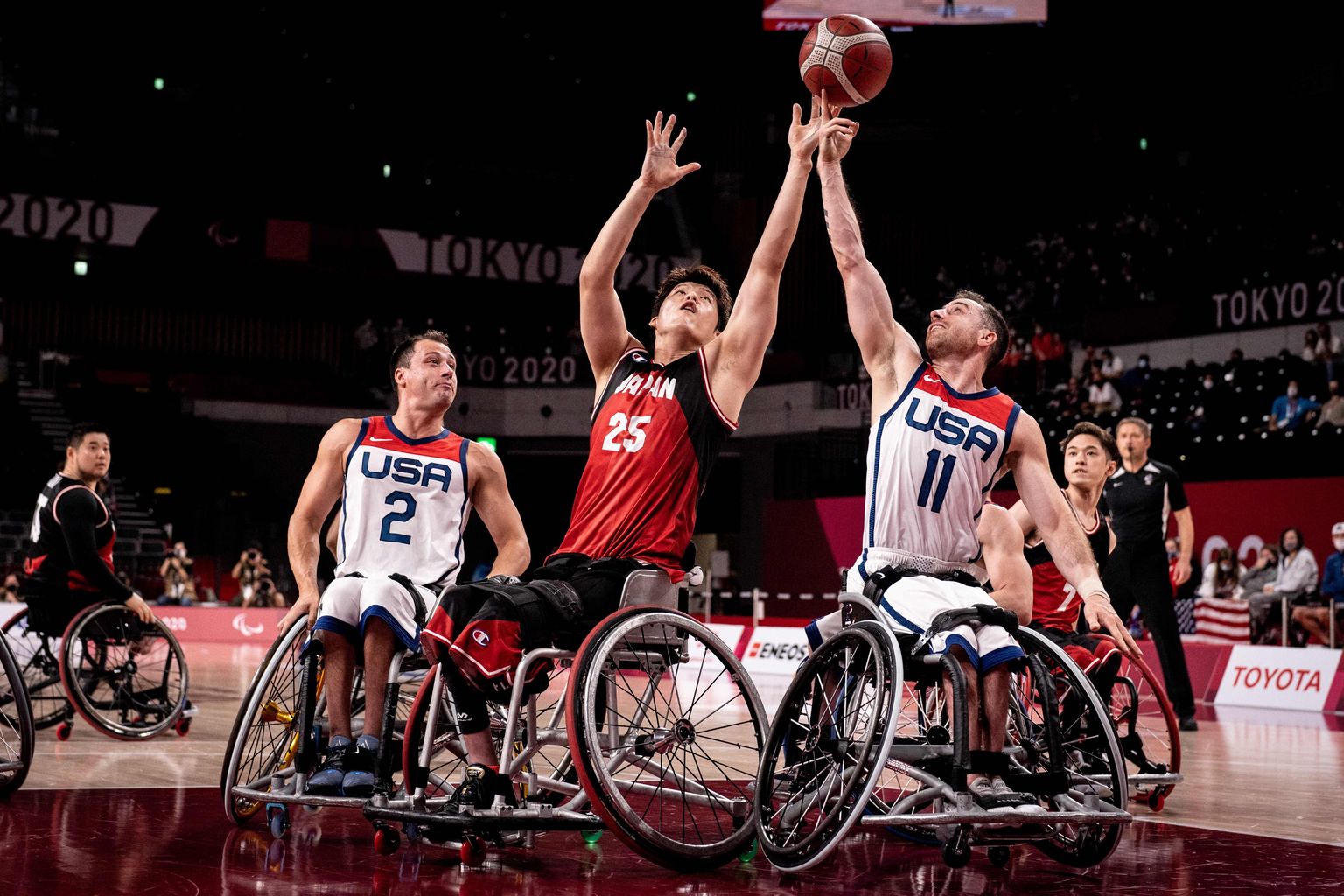 ASV un Japānas ratiņbasketbolistu duelis Tokijas paralimpiskajās spēlēs