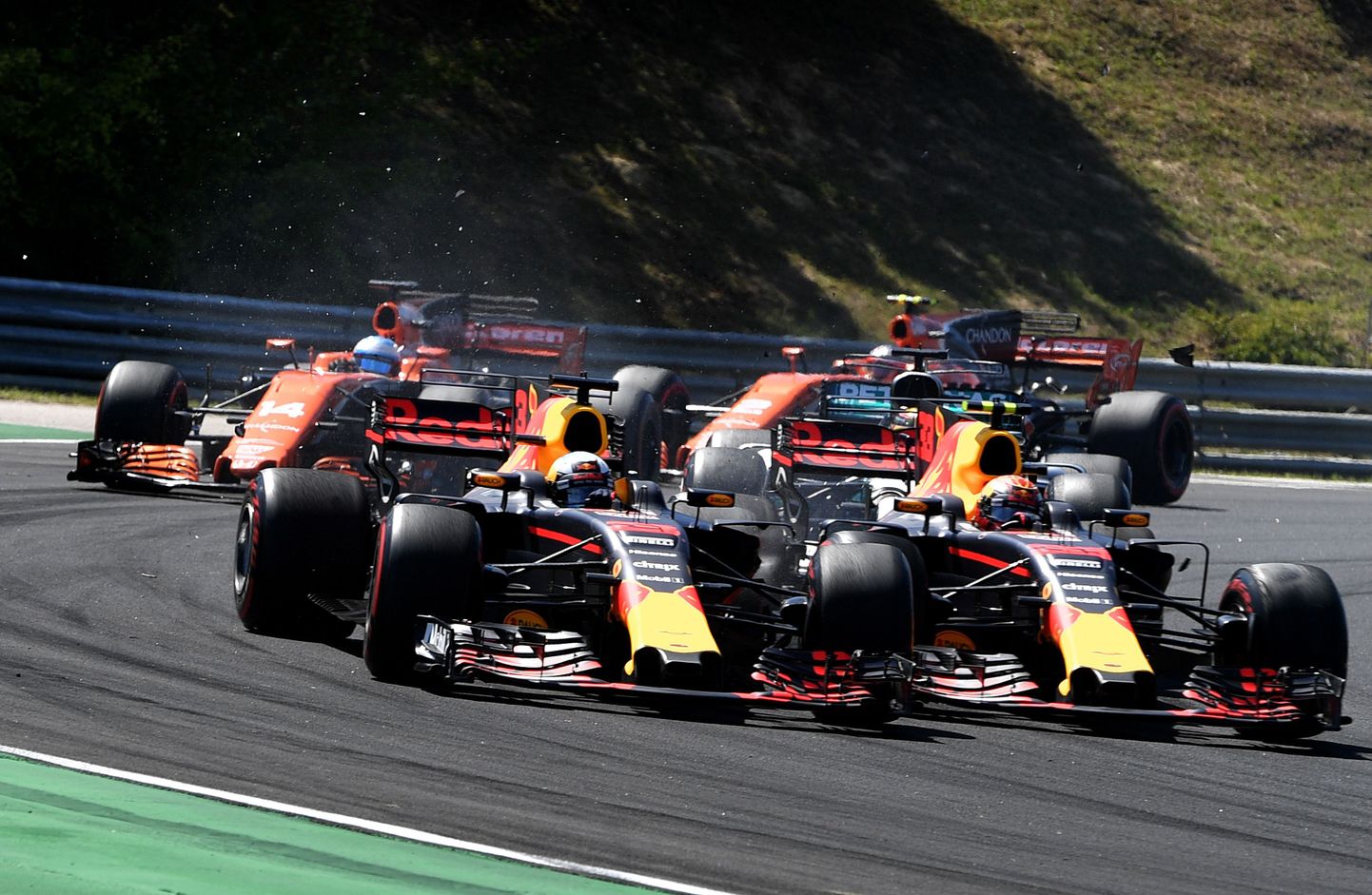 Daniel Ricciardo (vasakul) ja Max Verstappeni kokkupõrge Ungari GP teises kurvis.