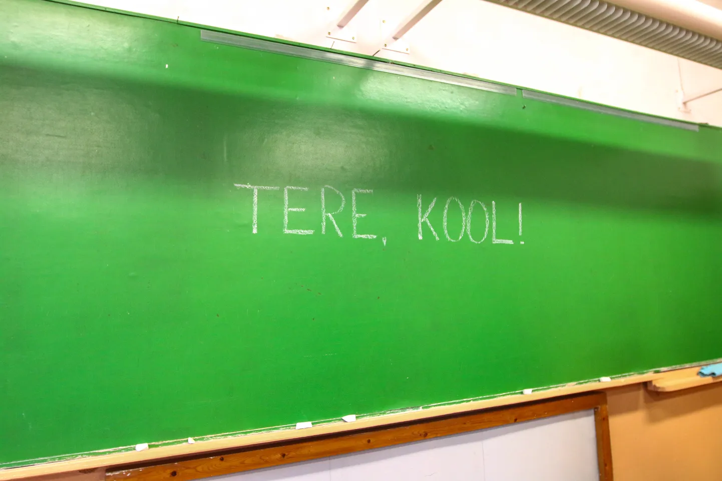 Koolid otsivad tikutulega klassi ees seisjaid.