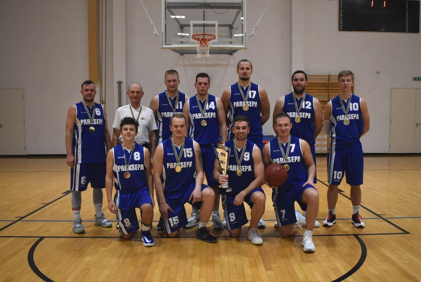 Põlva-Võru korvpalli ühisliigas esimese koha saavutanud Parksepa SK/Võru meeskond.