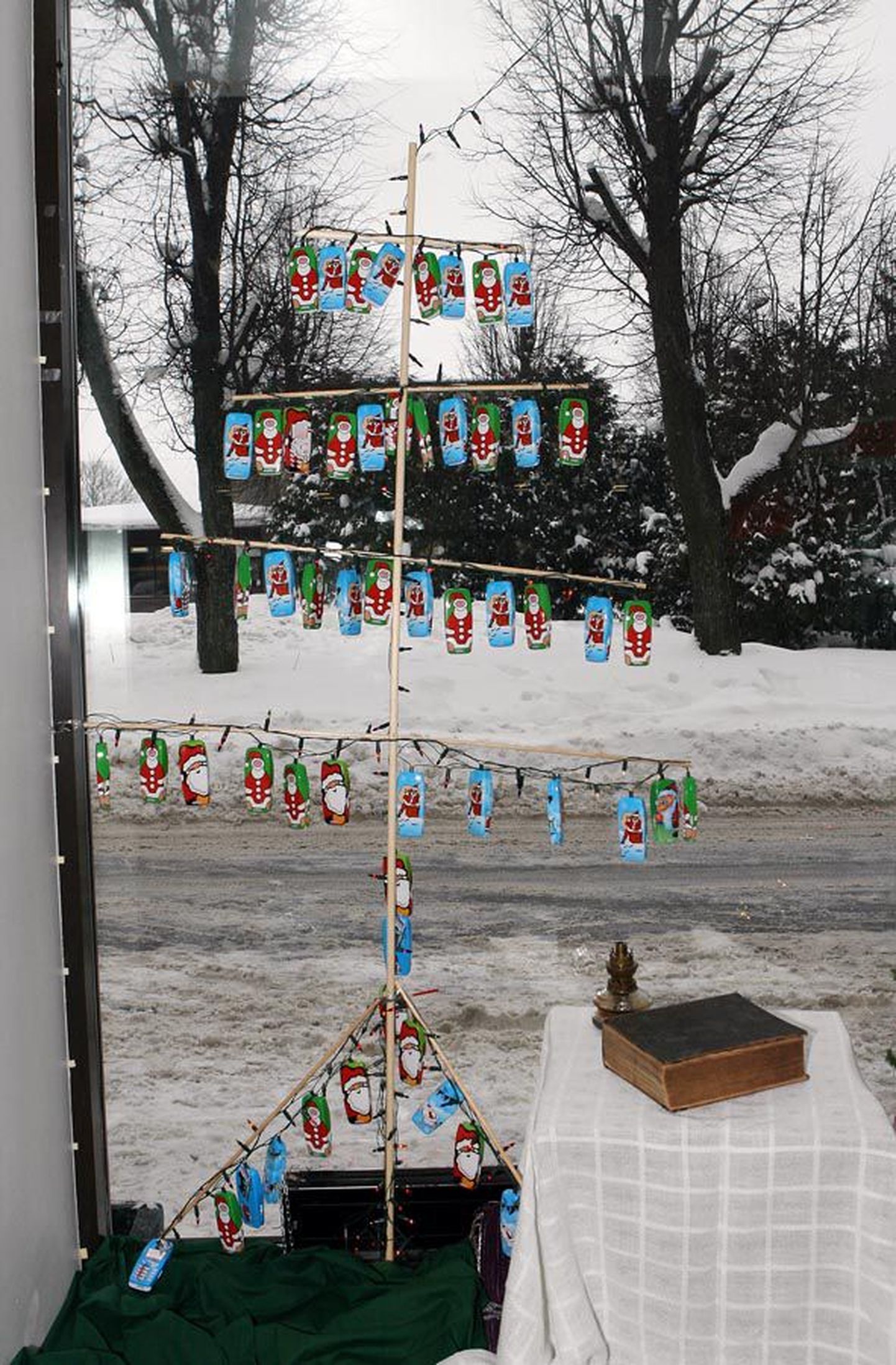 Mobifoni poe vaateaken on kaunistatud väga temaatiliselt: kuusk on kokku laotud jõuluteemalistest mobiiliümbristest.
