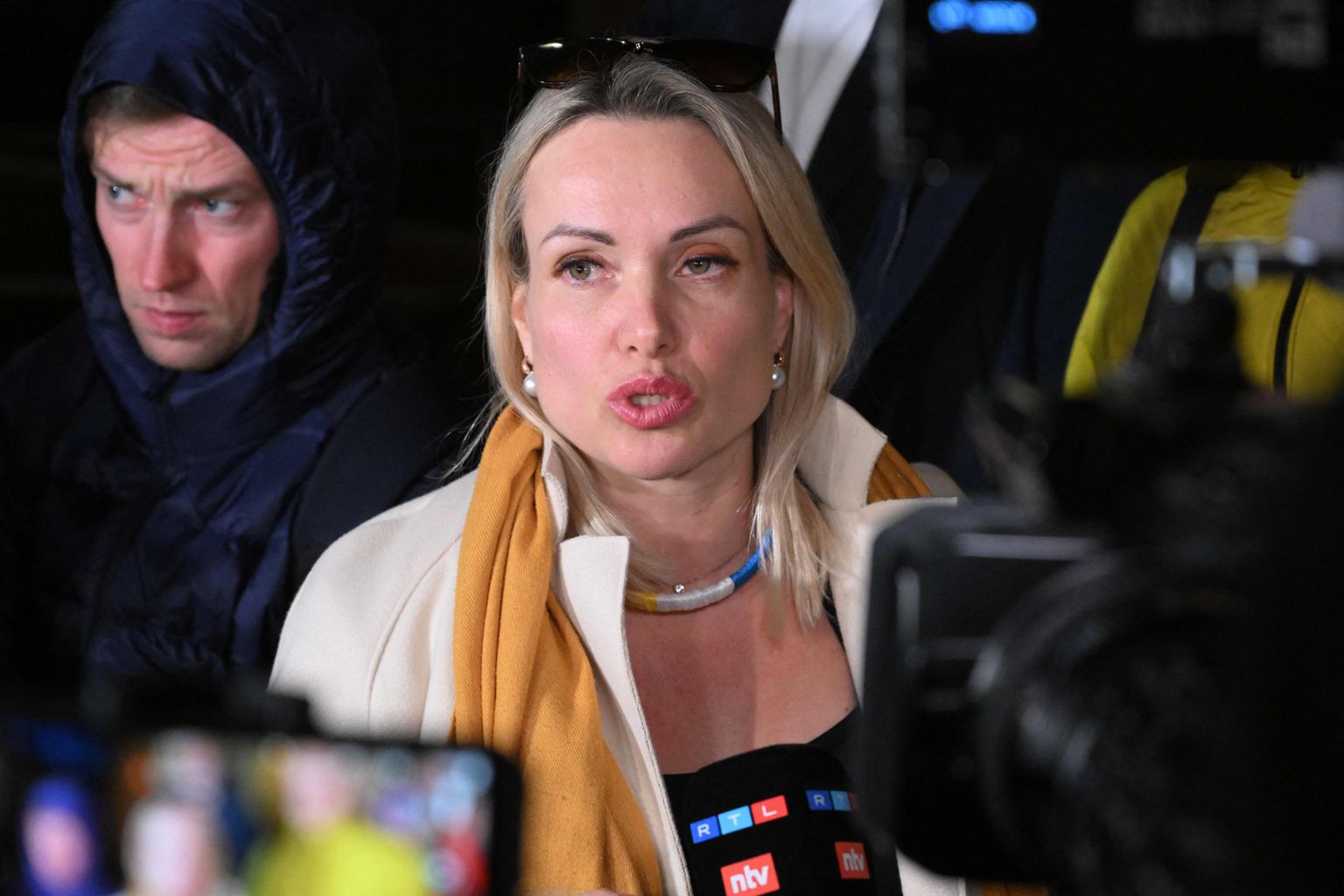 Venemaa teleajakirjanik Marina Ovsjannikova 15. märtsil 2022 lahkumas Moskva Ostankino piirkonnakohtust ja andmas meediale kommentaare. Kohus määras talle protestiseaduse rikkumise eest 30 000 rubla (247 euro) suuruse trahvi