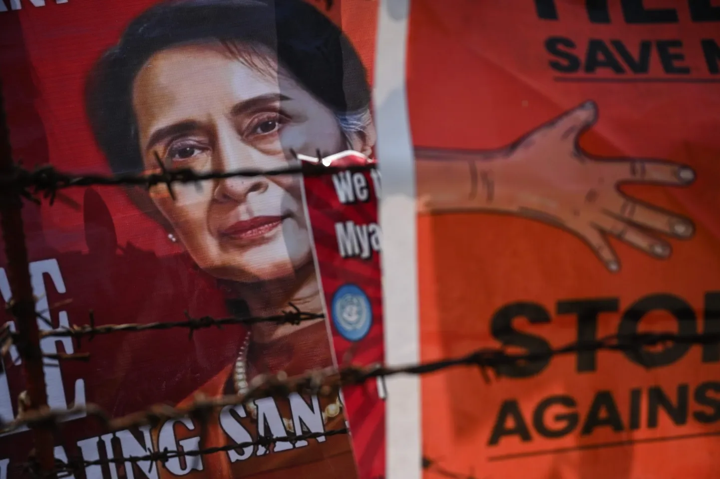 Poster, mis kutsub Aung San Suu Kyid vabastama.