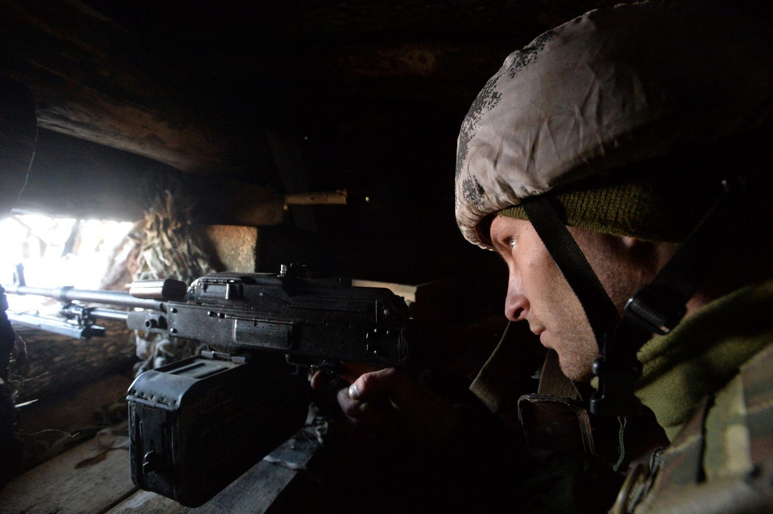 Ukraina kaitseväelane Zolote lähedal.