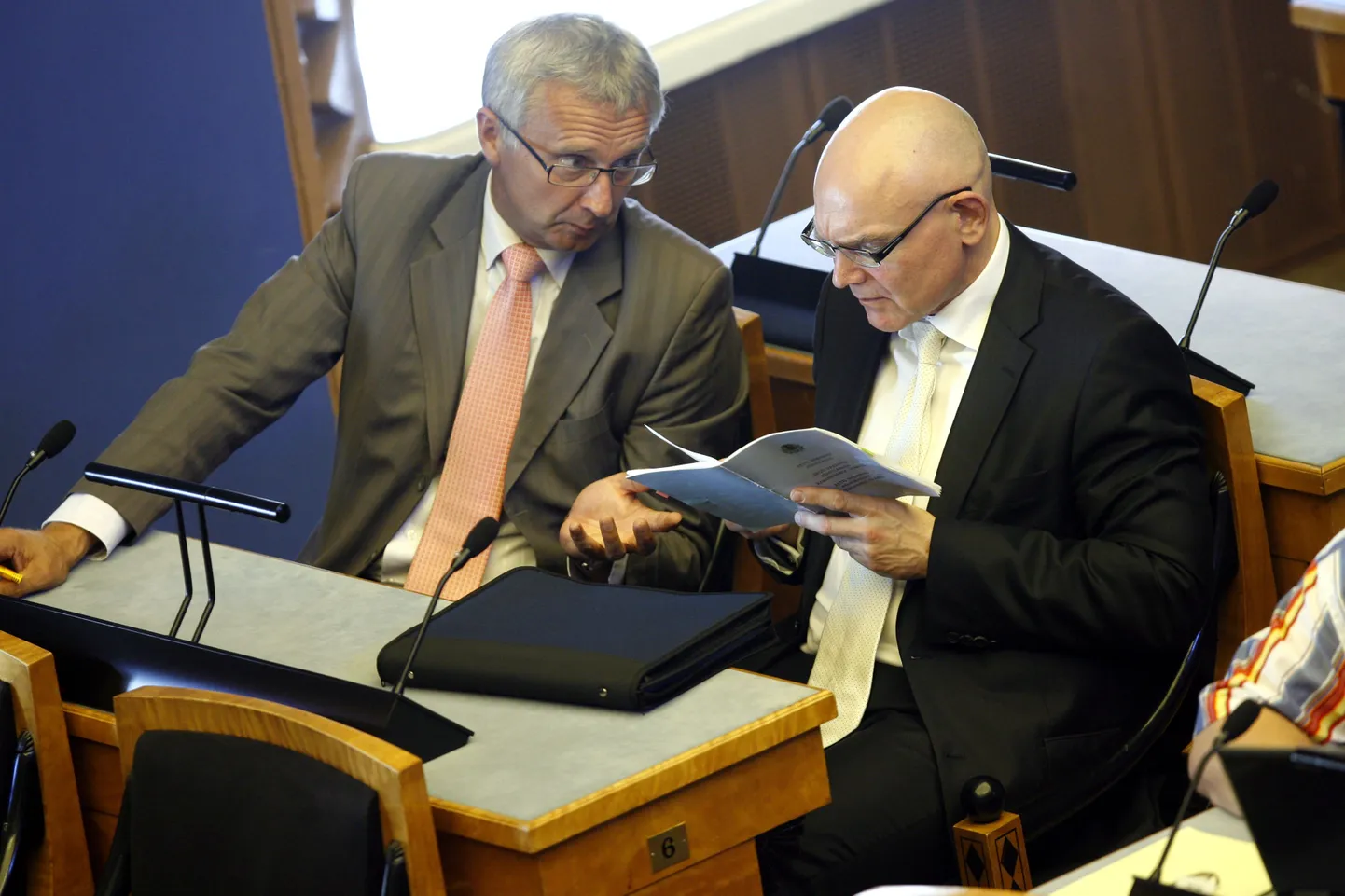 Õiguskantsler Indrek Teder (paremal) parlamendis arutamas reformierakondlasest põhiseaduskomisjoni esimehe Väino Lndega.