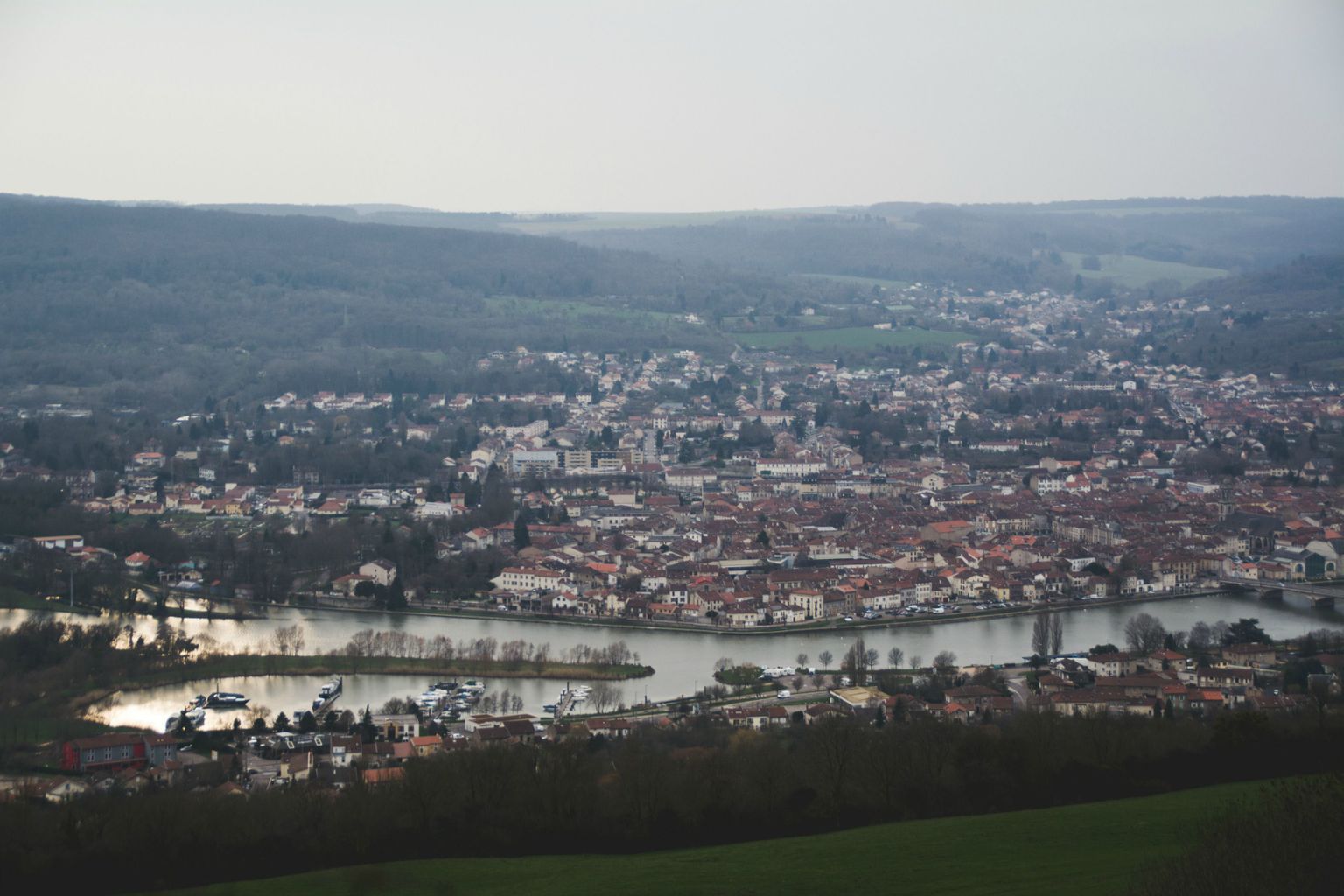 Pont-à-Mousson asub Prantsusmaa kirdeosas Moselle’i jõe ääres.