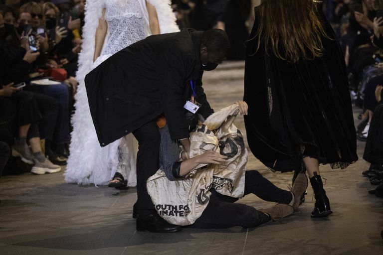 Turvamees võttis Pariisis Louis Vuittoni moeetendusel kinni ökomässaja
